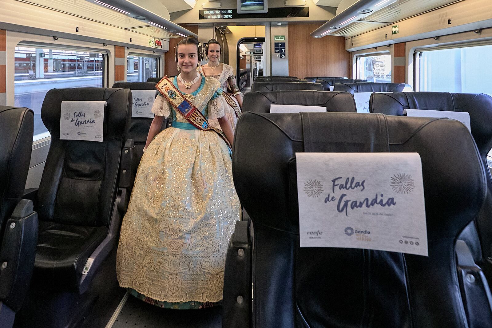 Las Falleras Mayores de Gandia, Marta Millet y María de Sanfélix, en el interior de un AVE con la nueva campaña promocional.