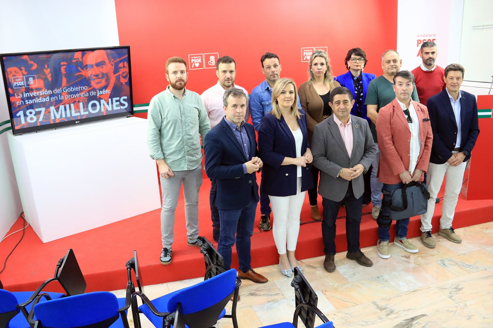 El secretario general del PSOE Jaén, Francisco Reyes (tercero por la izqda en la primera fila) acompañado de concejales, portavoces y alcaldes socialistas.