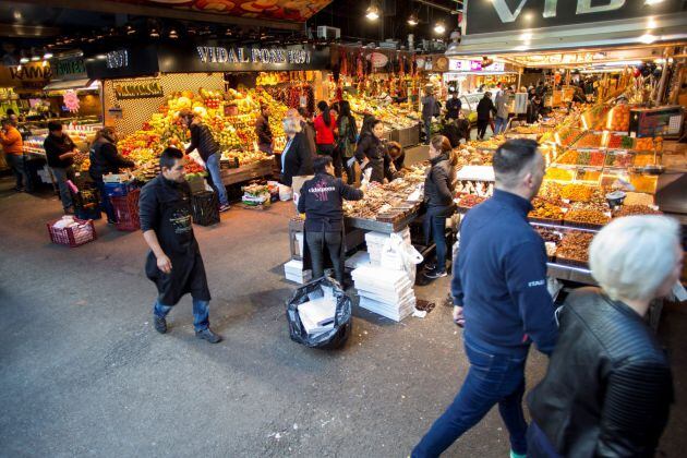 Vista del Mercado de la Boquería, con algunas paradas cerradas, pero funcionando con normalidad.