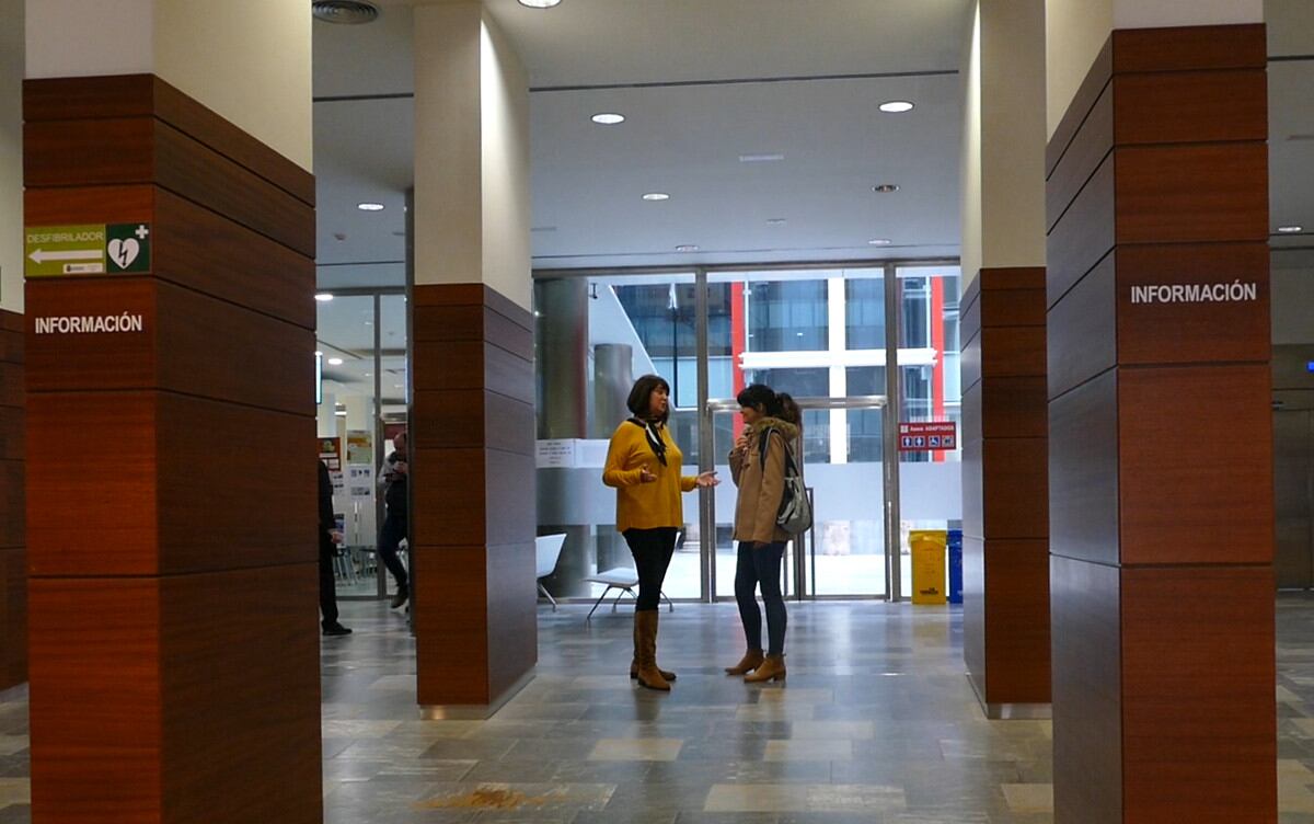La edil Alejandra Guitiérrez, en la entrada del edificio administrativo de San Miguel