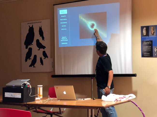 Ignacio durante la charla sobre agujeros negros
