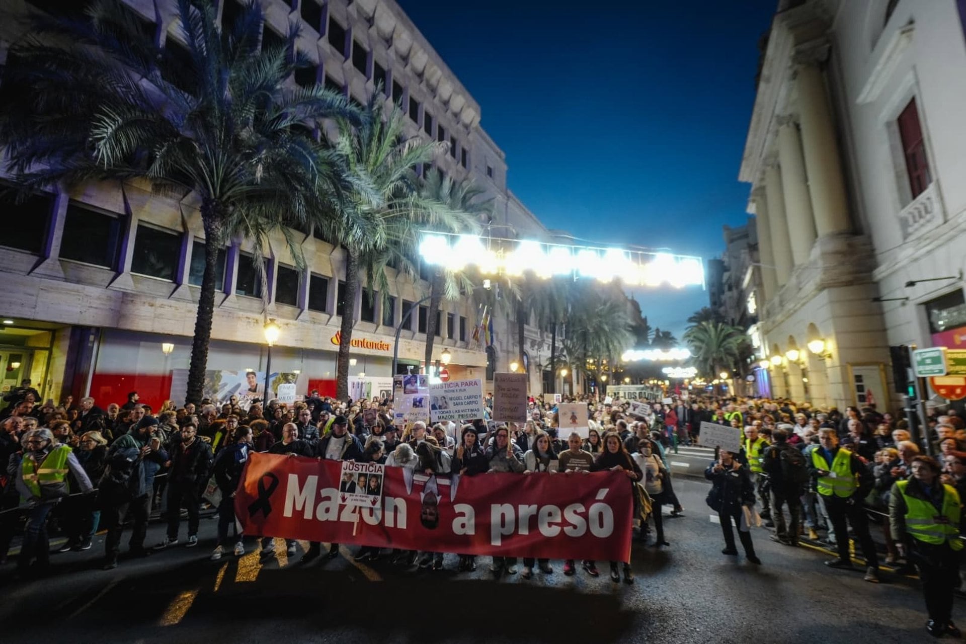 La manifestación &#039;Mazón a presó&#039; recorre el centro de València este sábado.