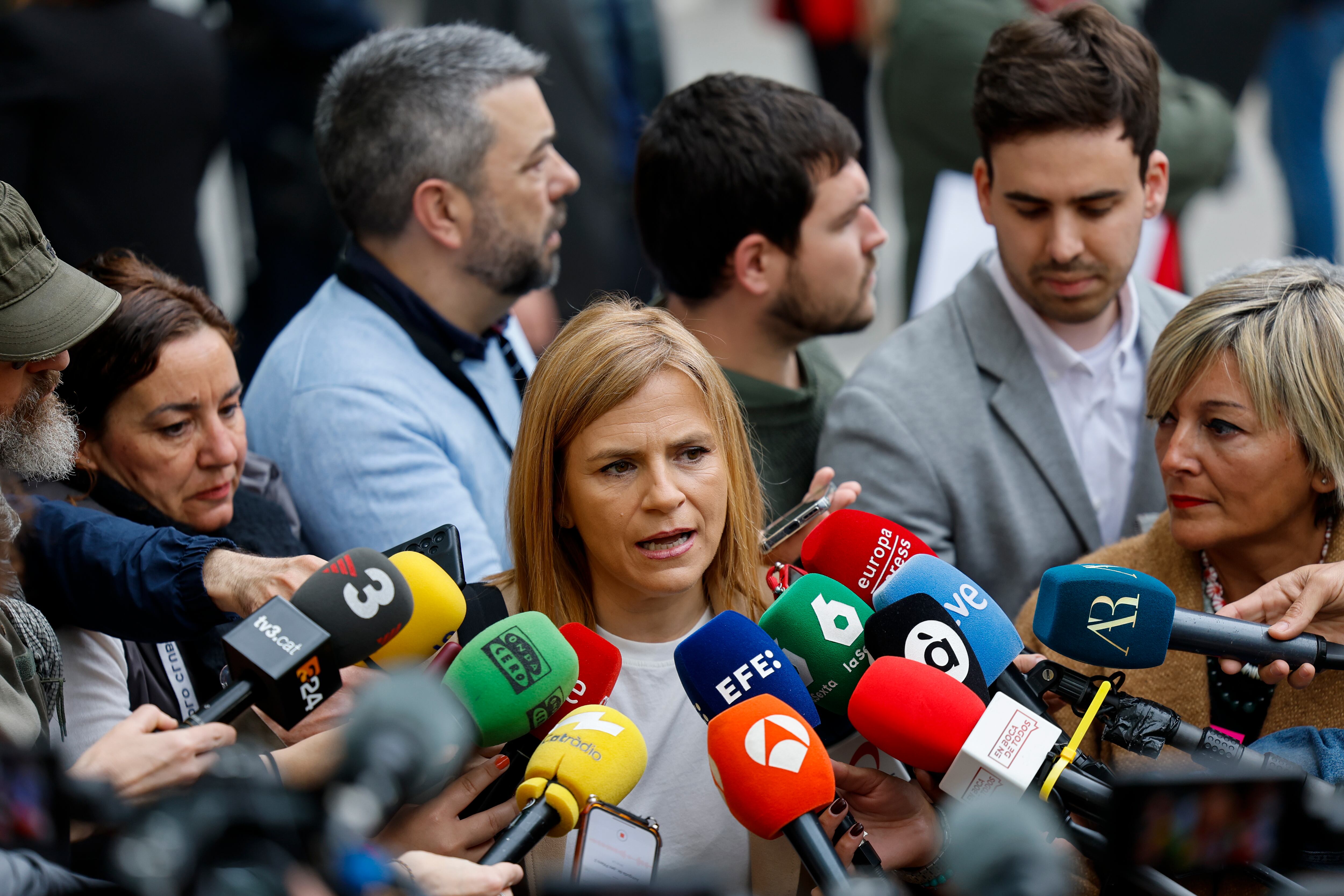 GRAFCVA7147. VALENCIA, 14/04/2025.- La delegada del Gobierno en la Comunitat Valenciana, Pilar Bernabé, realiza declaraciones a su llegada este lunes a los juzgado de València para declarar a partir de las 9.30 horas como testigo en la causa judicial abierta en el juzgado de Instrucción número 3 de Catarroja sobre la gestión de la emergencia causada por esa catástrofe en la provincia de Valencia. EFE/Ana Escobar