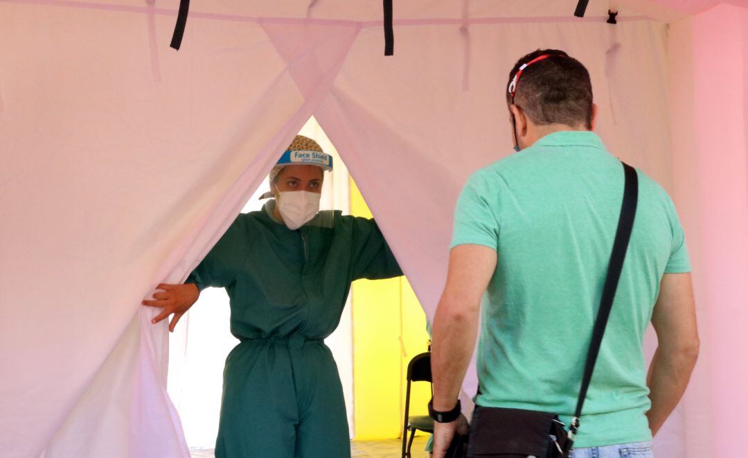 Un hombre se presenta para realizarse un test PCR en Terrassa