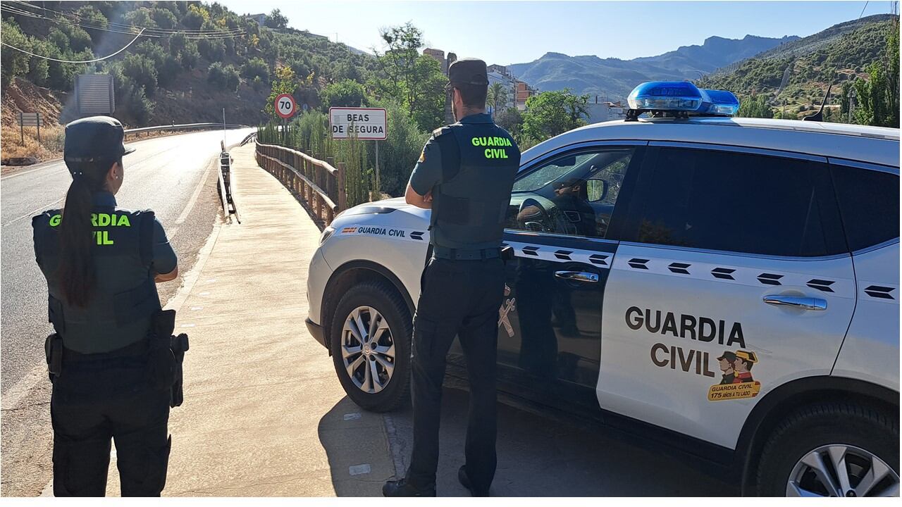 Dos guardias civiles a la entrada de Beas de Segura.