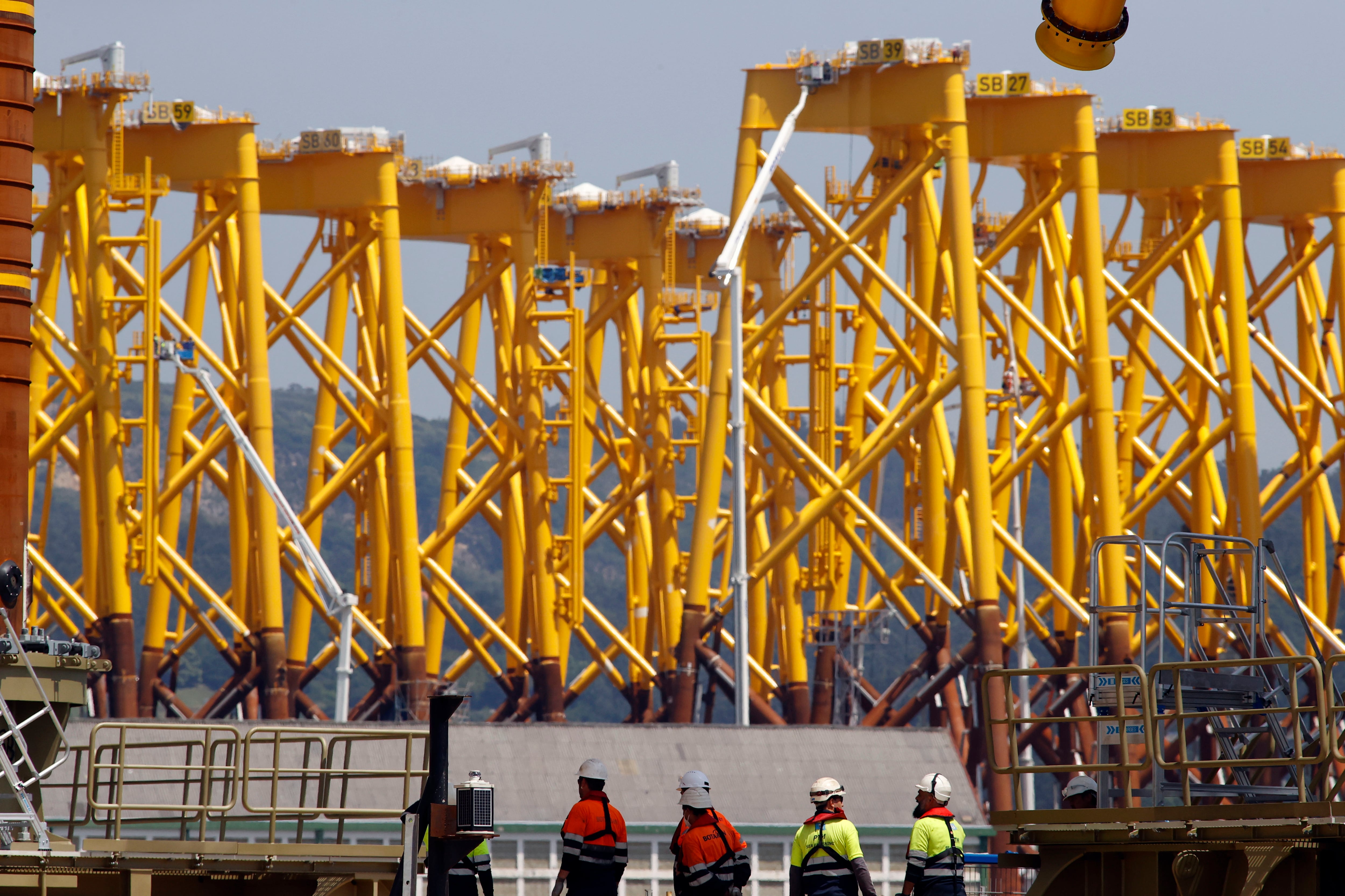 Vista general de la partida del astillero de Navantia en Fene en 2022 de las primeras estructuras ejecutadas por el consorcio de la firma pública y Windar para el parque de eólica marina de Iberdrola en Saint Brieuc, en la Bretaña francesa.- EFE / Kiko Delgado.