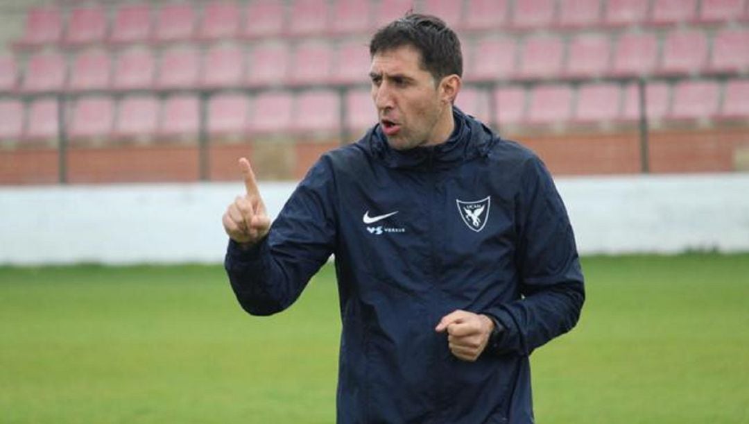 Asier Santana dirigiendo un entrenamiento del equipo universitario