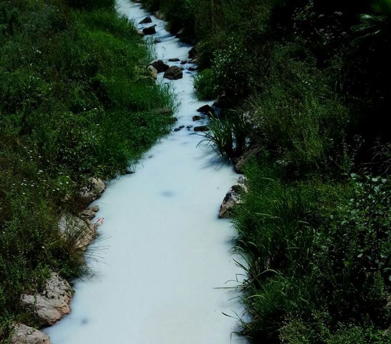 Imagen del vertido en el río Carrimón