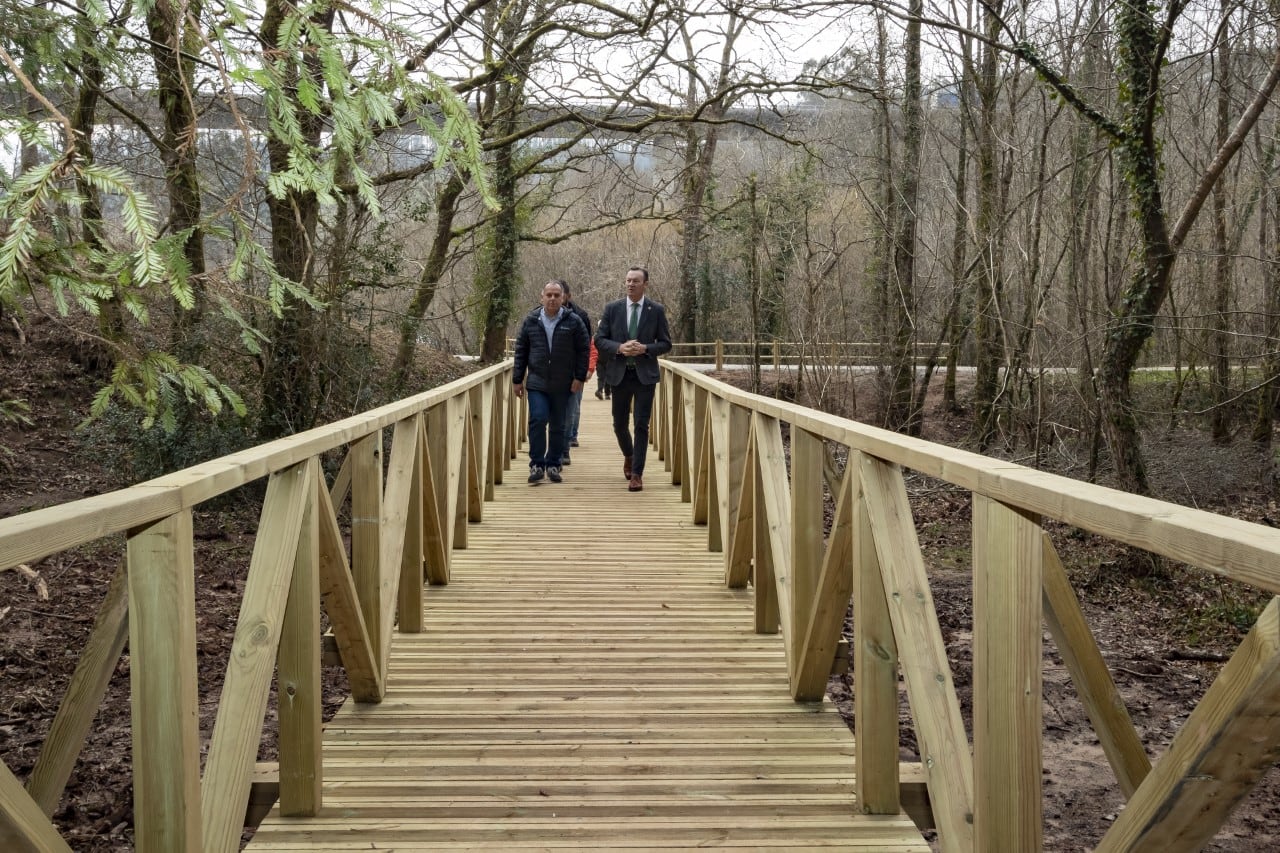 El consejero de Medio Ambiente, Guillermo Blanco inaugurando junto al alcalde de Cabezón la nueva pasarela. José Cavia. Gobierno de Cantabria