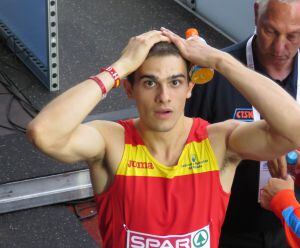 El atleta español, Bruno Hortelano, se echa las manos a la cabeza al enterarse que es campeón de Europa.