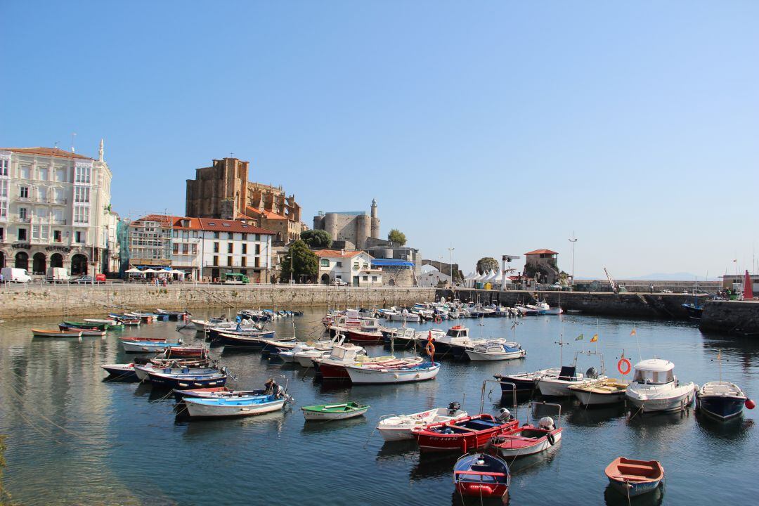 Puerto de Castro Urdiales y conjunto monumental.