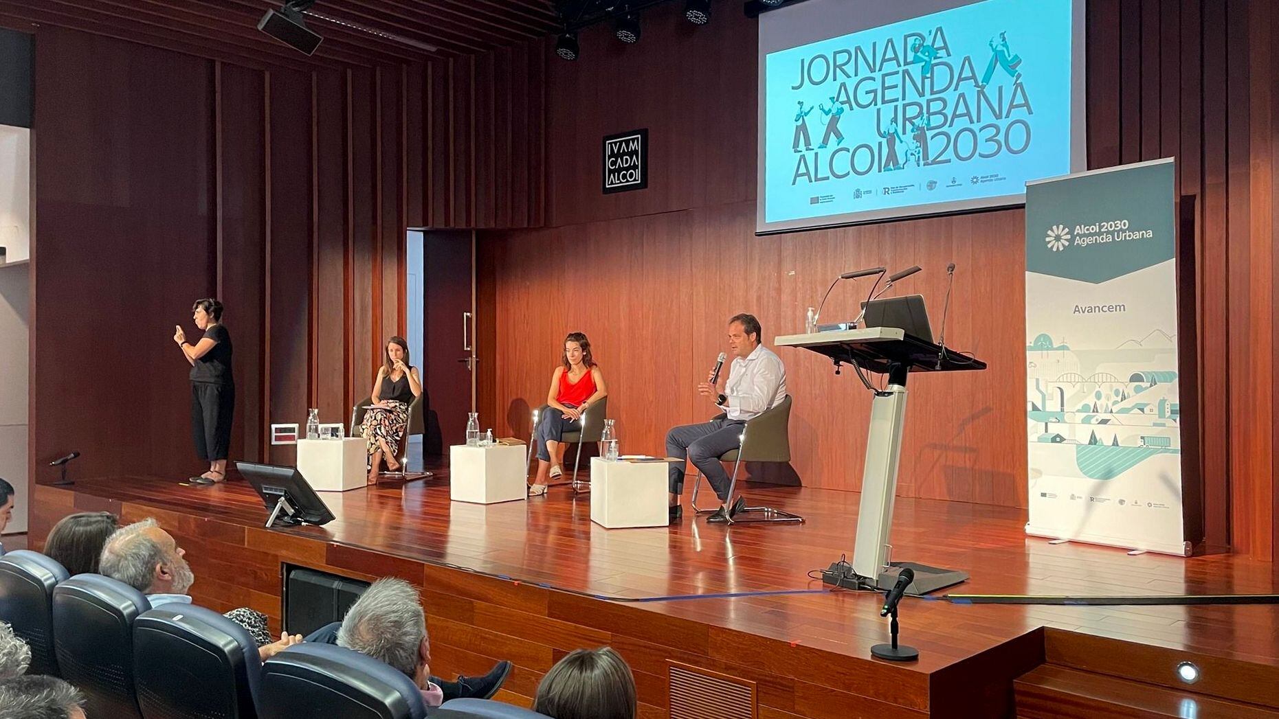 Daniel Mullor, Paloma Ibarra y Laura Noguera durante su participación en la mesa redonda celebrada en la jornada sobre Agenda Urbana.