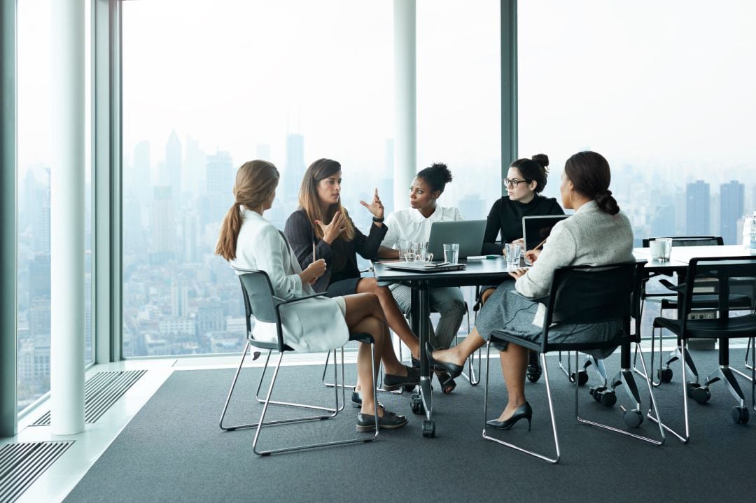 Mujeres en una reunión de trabajo