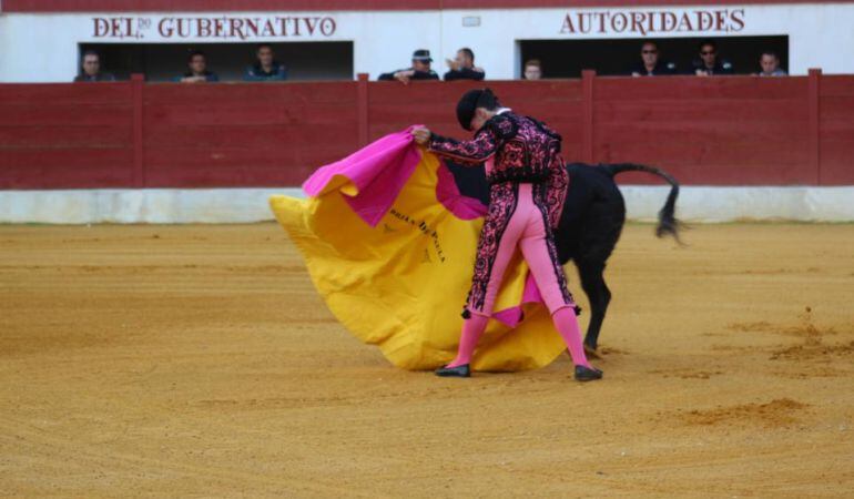 Momento de la faena de Adrián de Paula