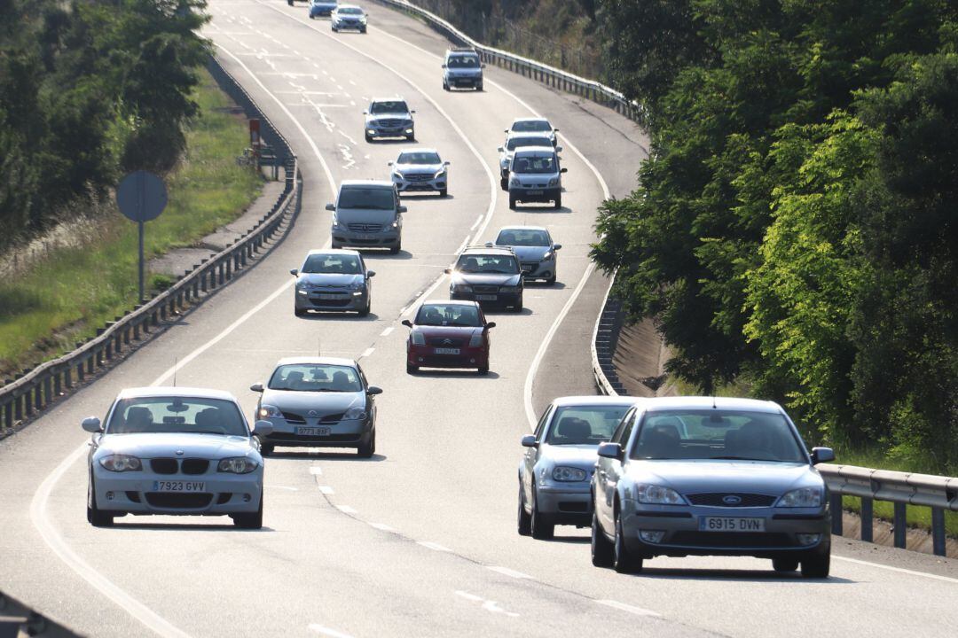 Pla general de la C-35 a l'alçada de Llagostera amb diversos cotxes baixant en direcció a Platja d'Aro