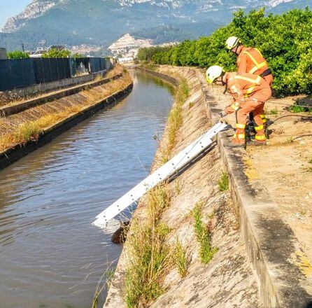 Bomberos preparan el rescate del jabalí en Tavernes