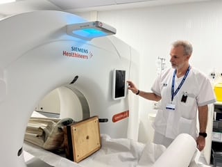 HM Málaga realiza un TAC a la Virgen de Fátima para preparar su restauración por el 75 aniversario