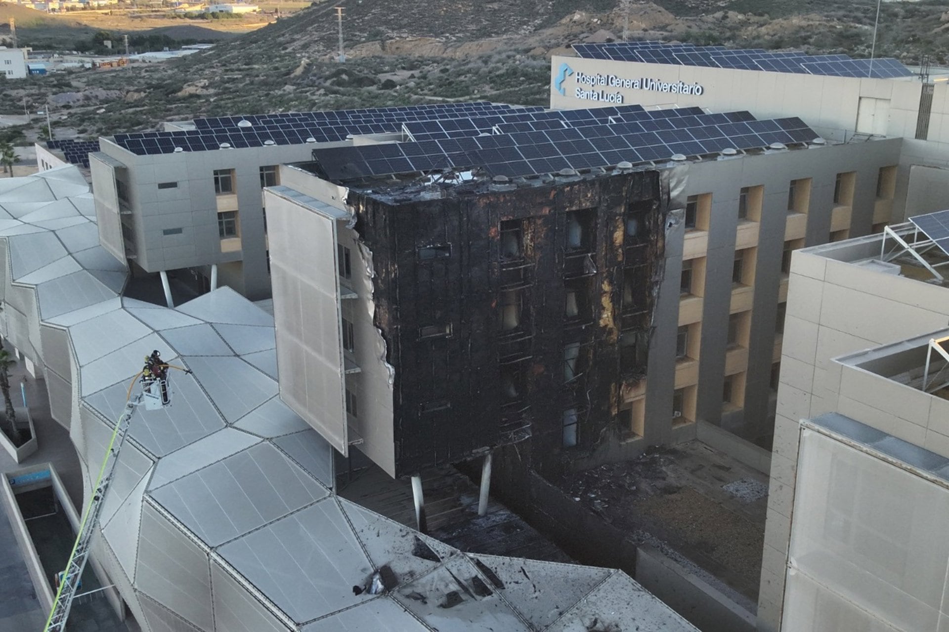 Estado en el que ha quedado el bloque 5º del Hospital de Santa Lucía después del incendio