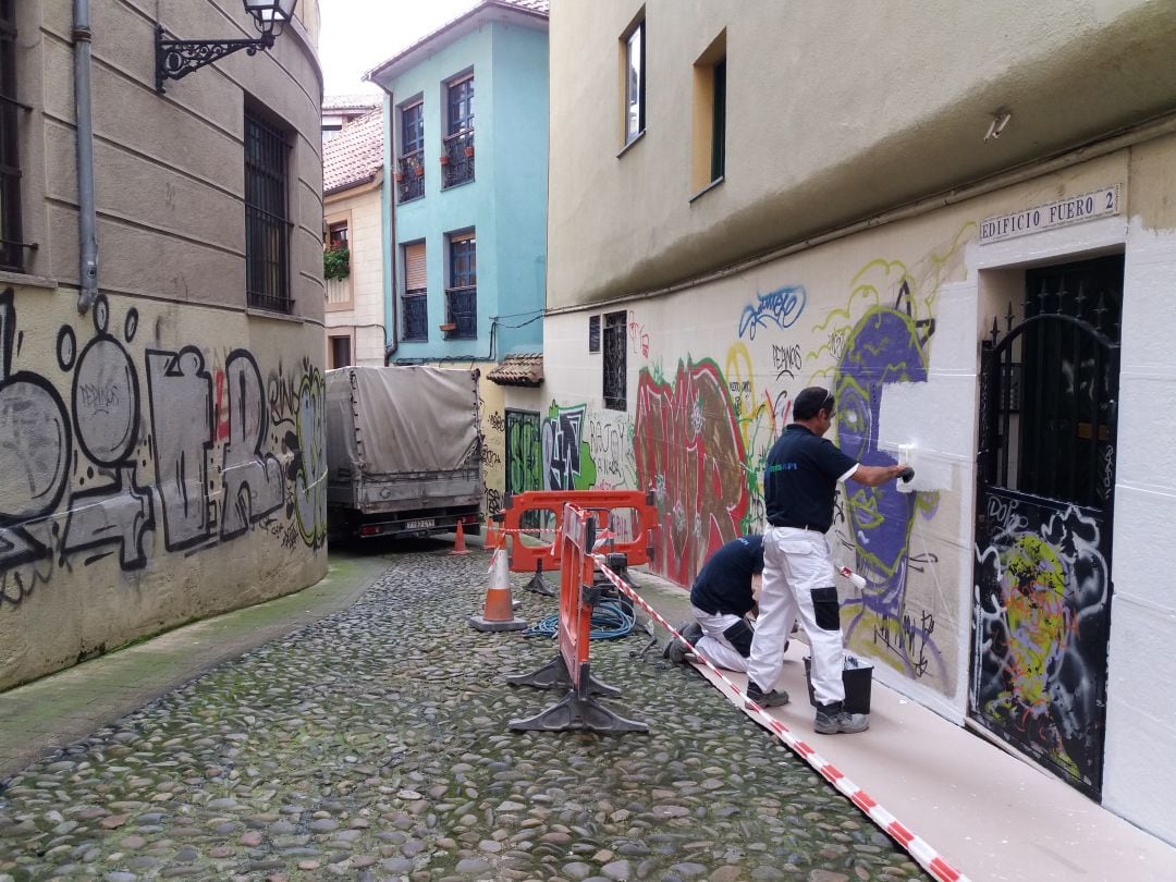 Limpieza de pintadas en el casco antiguo de Oviedo