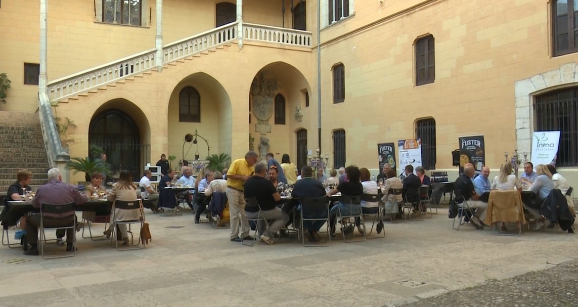 El Palau Ducal de Gandia acoge una cata de vinos con motivo del Concurso Internacional de Fideuà.