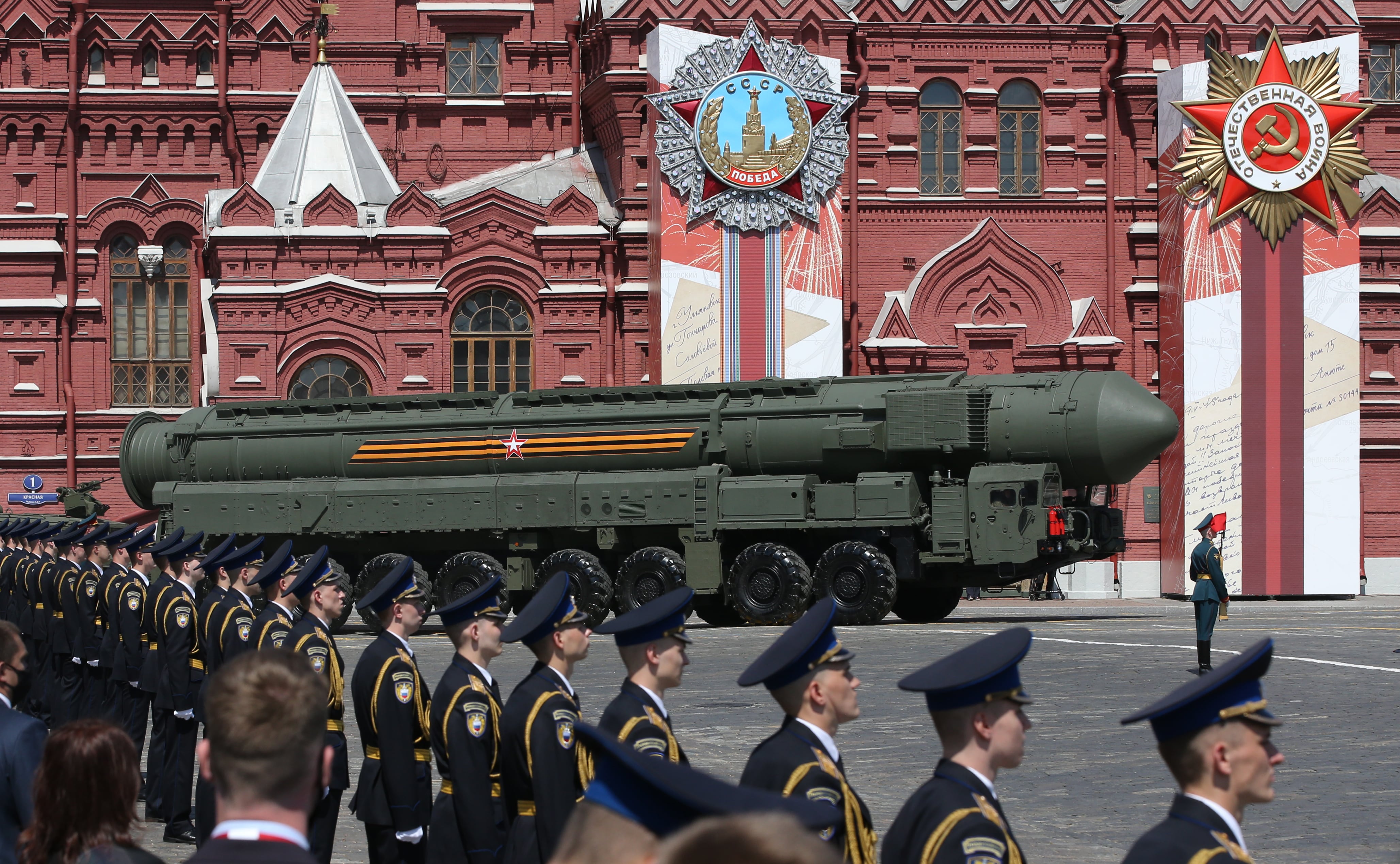 Misil nuclear ruso durante uno de los desfiles militares anuales en la Plaza Roja de Moscú