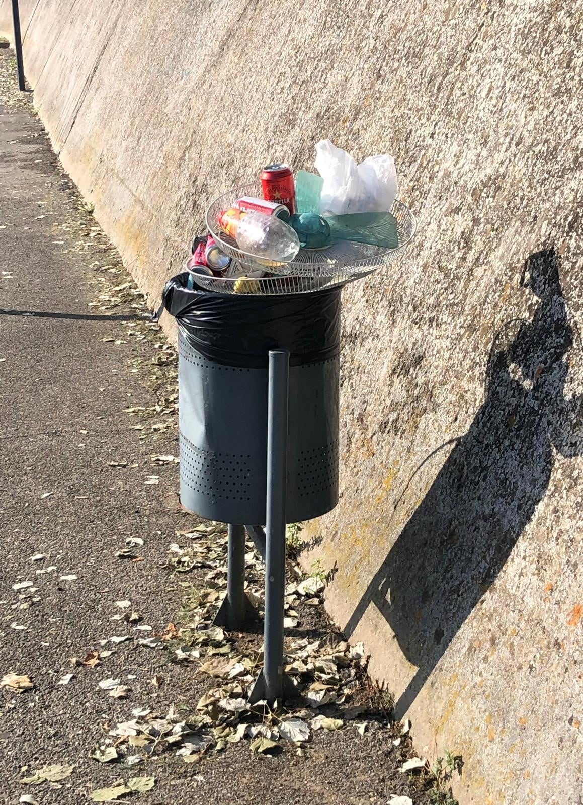 Papelera en Barbastro. Foto: PSOE