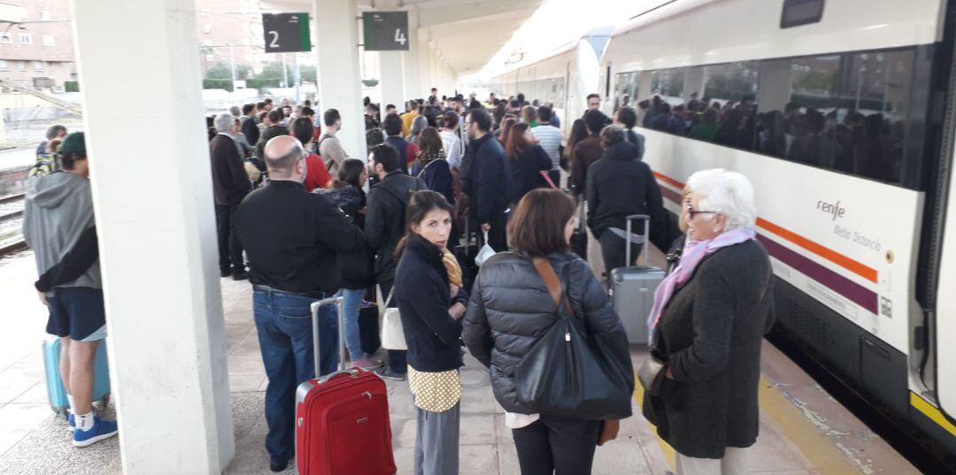 Pasajeros esperan la salida del tren Jaén-Madrid.