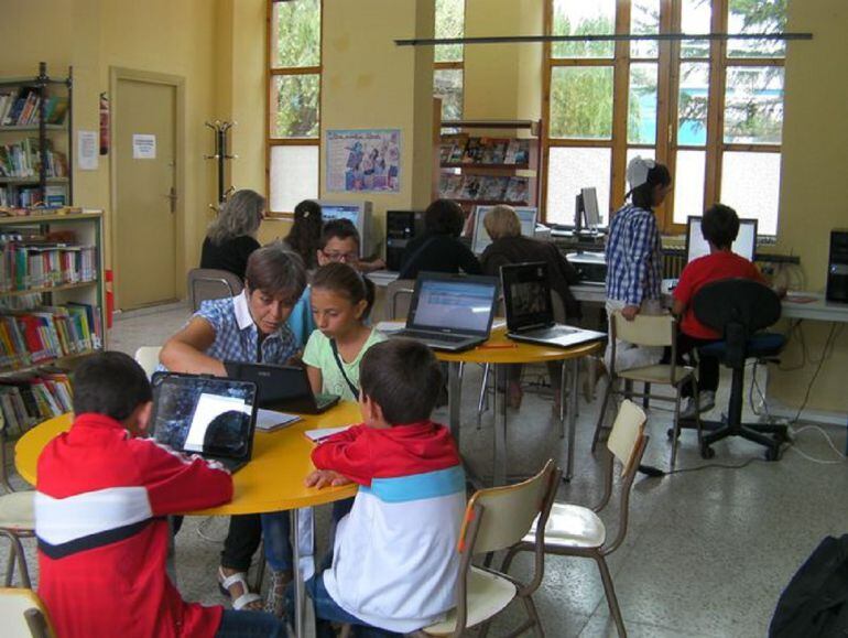 Niños aprenden a manejar internet de forma segura.