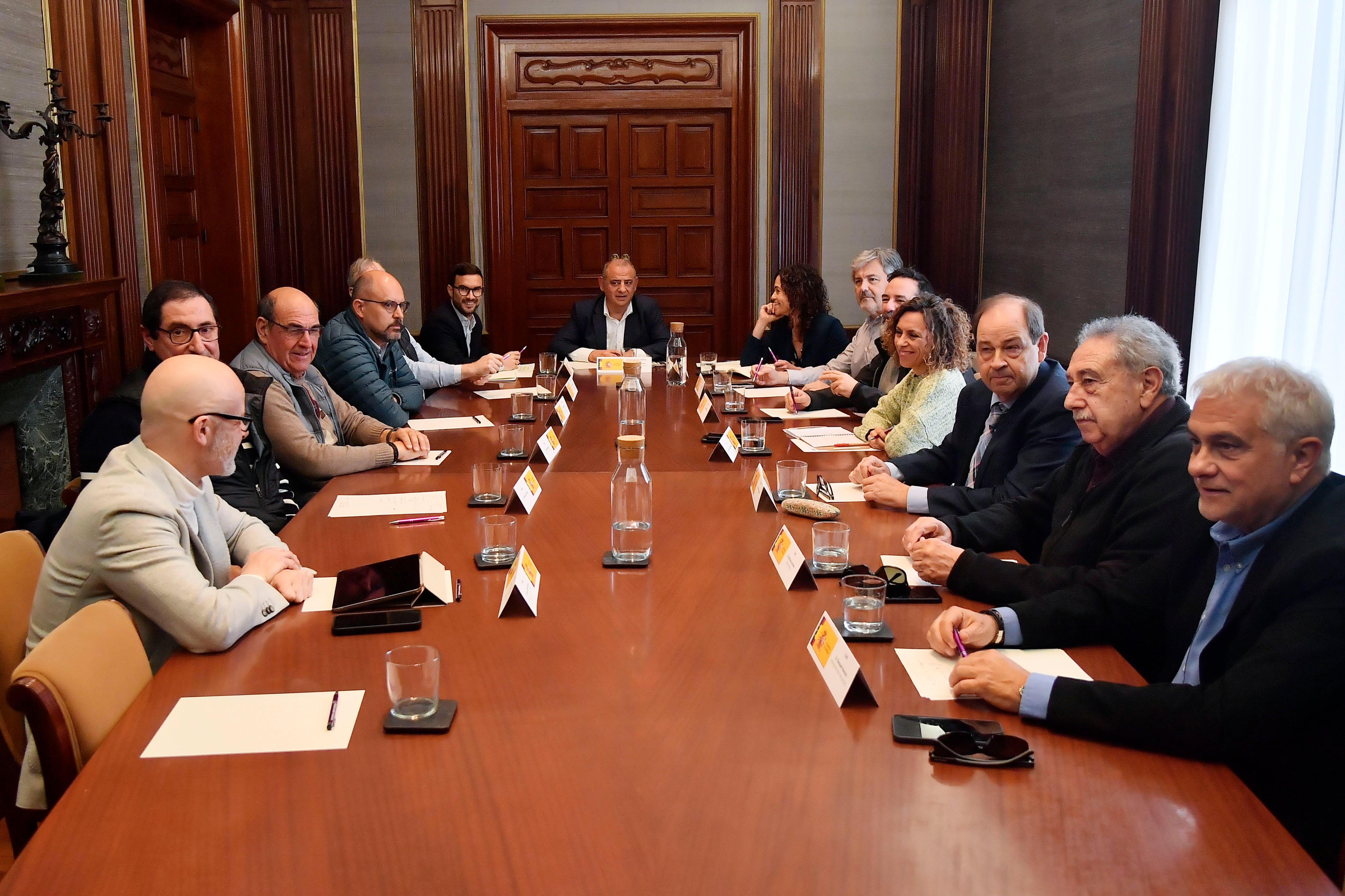 PALMA, 23/03/2026.-La secretaria de Estado de Turismo, Rosario Sánchez (7d), y el delegado del Gobierno, Alfonso Rodríguez (c), analizan con patronal y sindicatos las ayudas del Gobierno por la guerra de Irán, este lunes en Palma.-EFE/ Miquel A. Borràs