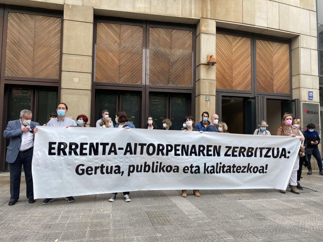 Miembros de los sindicatos ELA, LAB, UGT Y CCOO frente a la sede de Hacienda de la Diputación Foral de Bizkaia