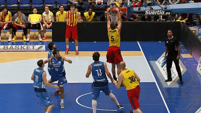 Justin Doellman machaca una canasta en el aro del Gipuzkoa Basket