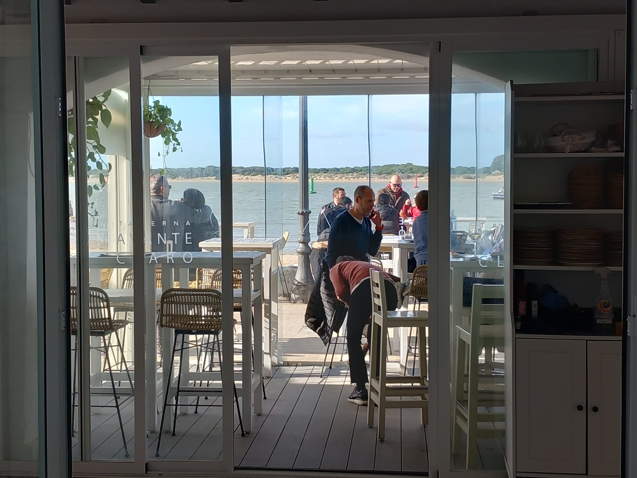 Vista de la terraza de La Taberna de Avante Claro desde el interior del local