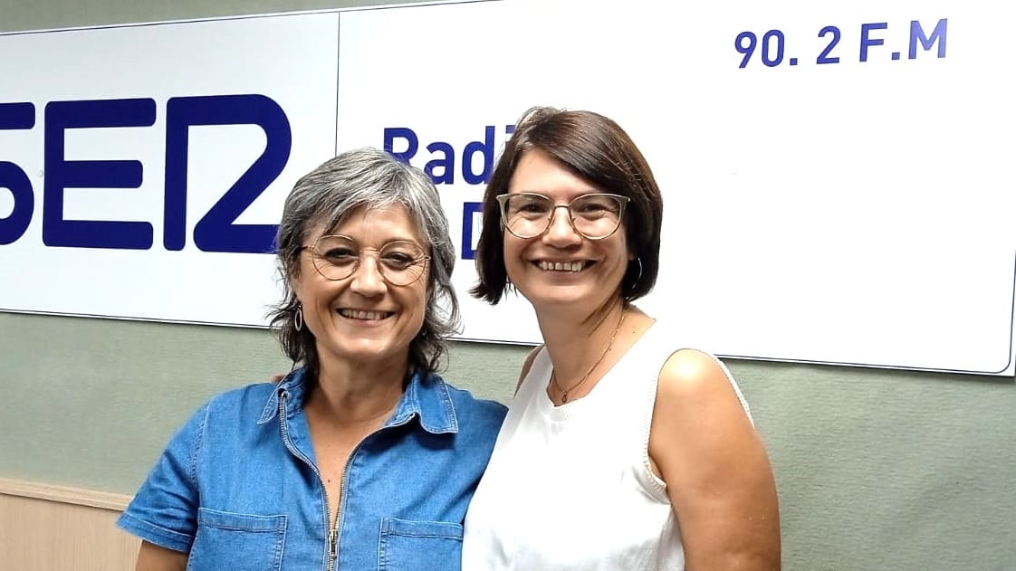 Julia Fernández y Begoña Martínez, en el estudio de Radio Elda SER.