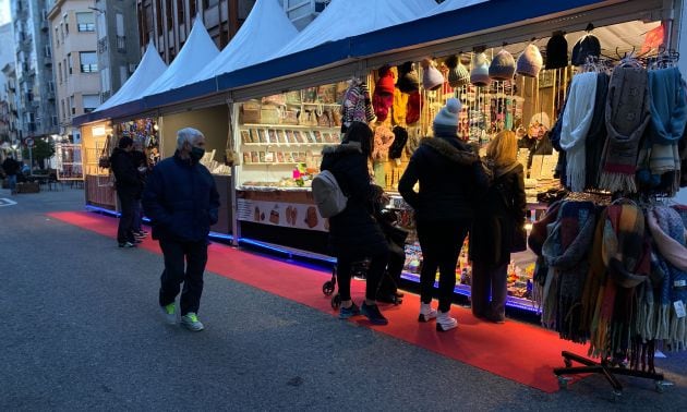 Una treintena de casetas conforman el mercado de Navidad de Cuenca.