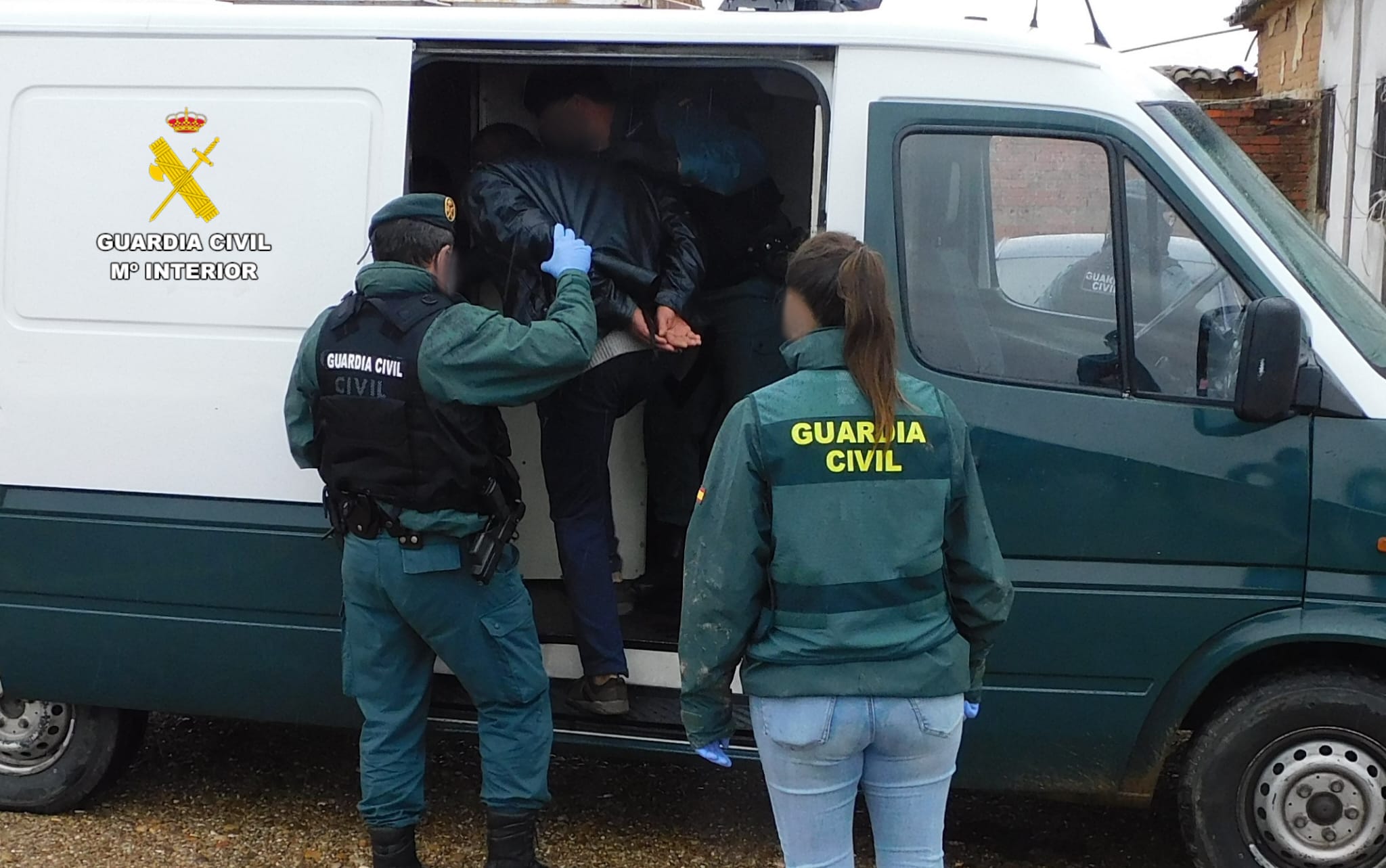 La Guardia Civil durante la operación que se ha saldado con dos detenidos por trata de seres humanos con fines de explotación
