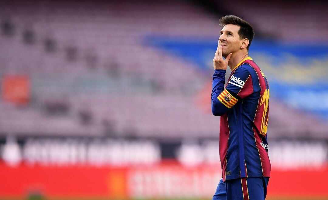 Lionel Messi observa a la grada del Camp Nou