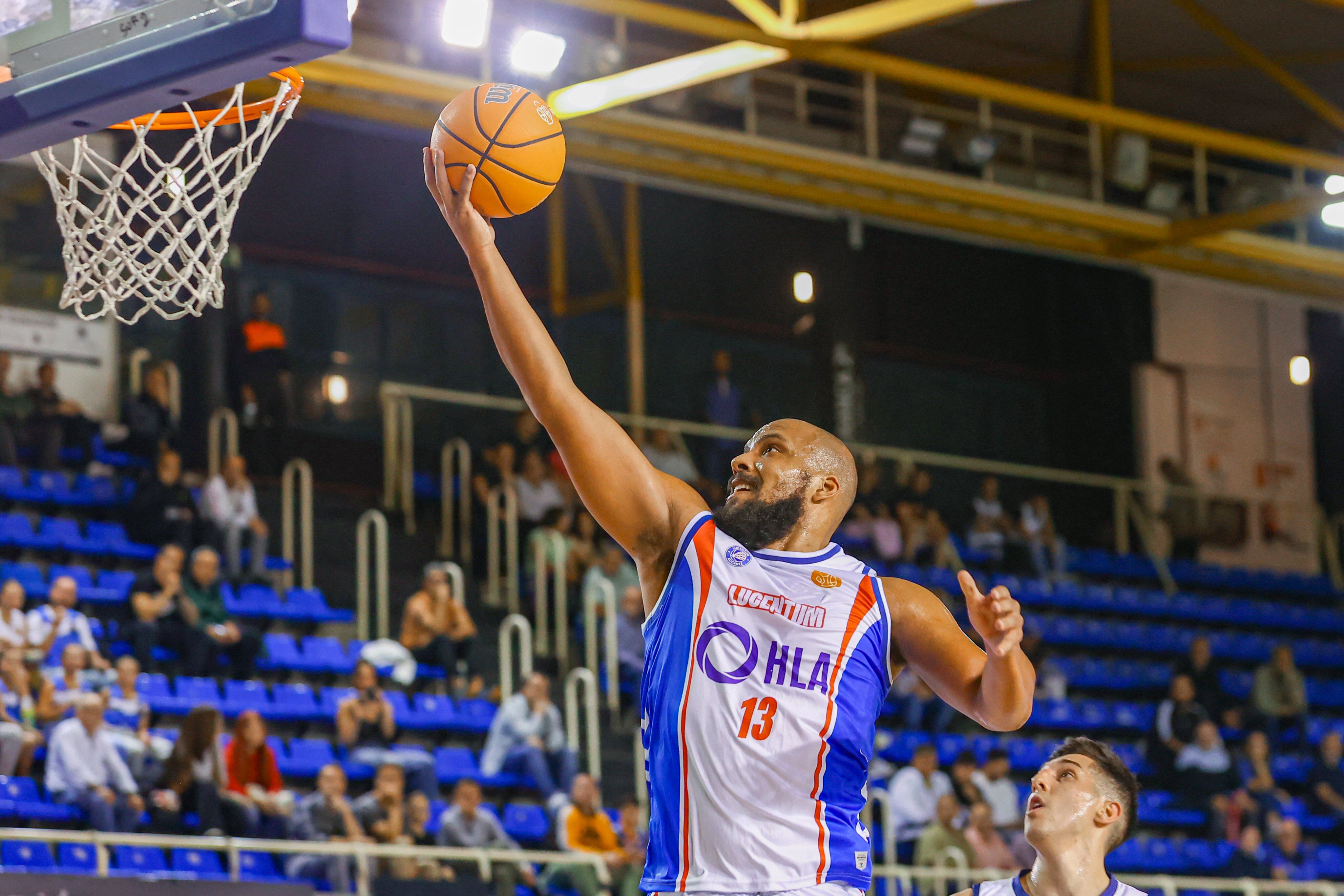 Kevin Larsen entra a canasta. Foto: HLA Alicante