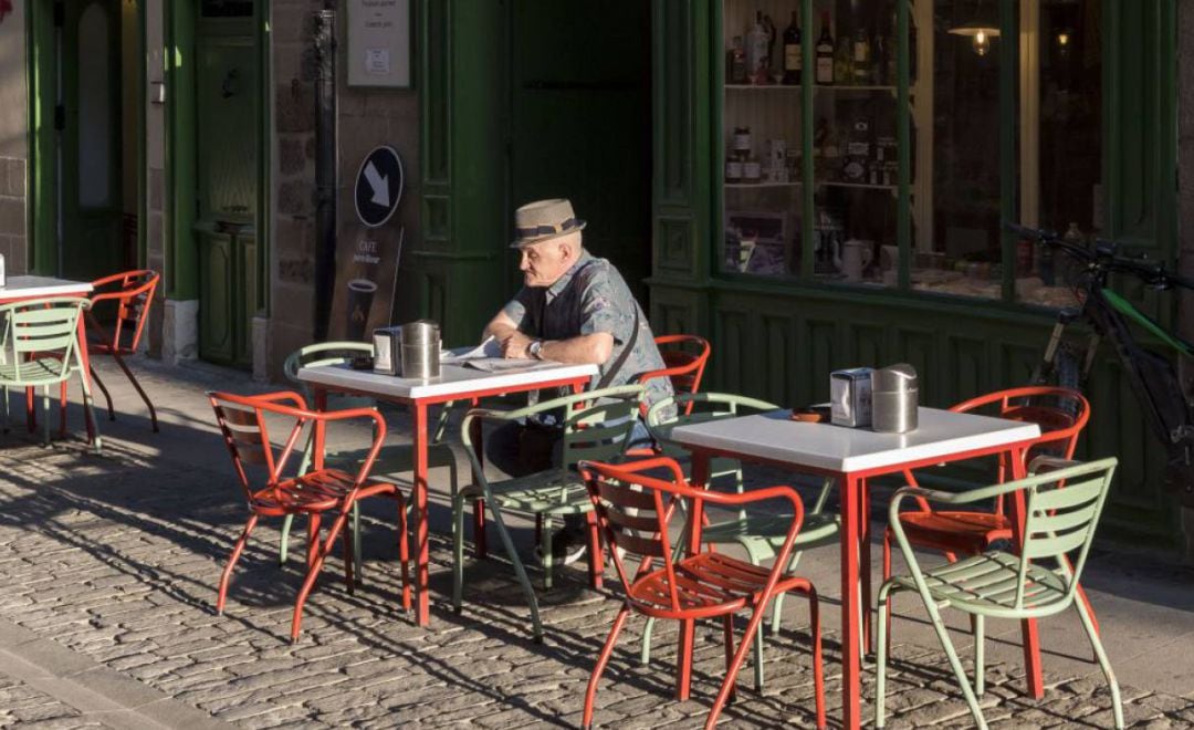 El hombre acude cada día a la misma cafetería.