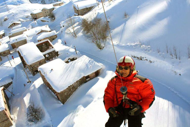 Rescatador de SOS Cantabria 112 bajando desde un helicóptero al pueblo de Tresviso.