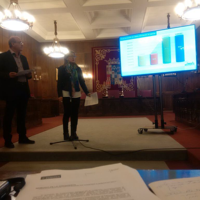 La Presidenta de la Diputación, Maite Martín Pozo, durante la presentación del Presupuesto para 2017