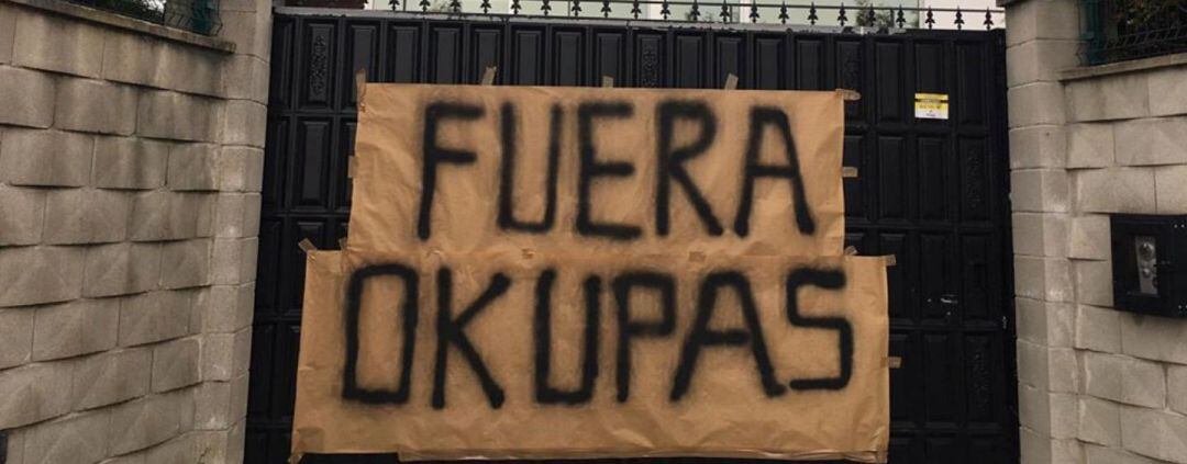Pancarta colgada en la casa en la que viven los okupas