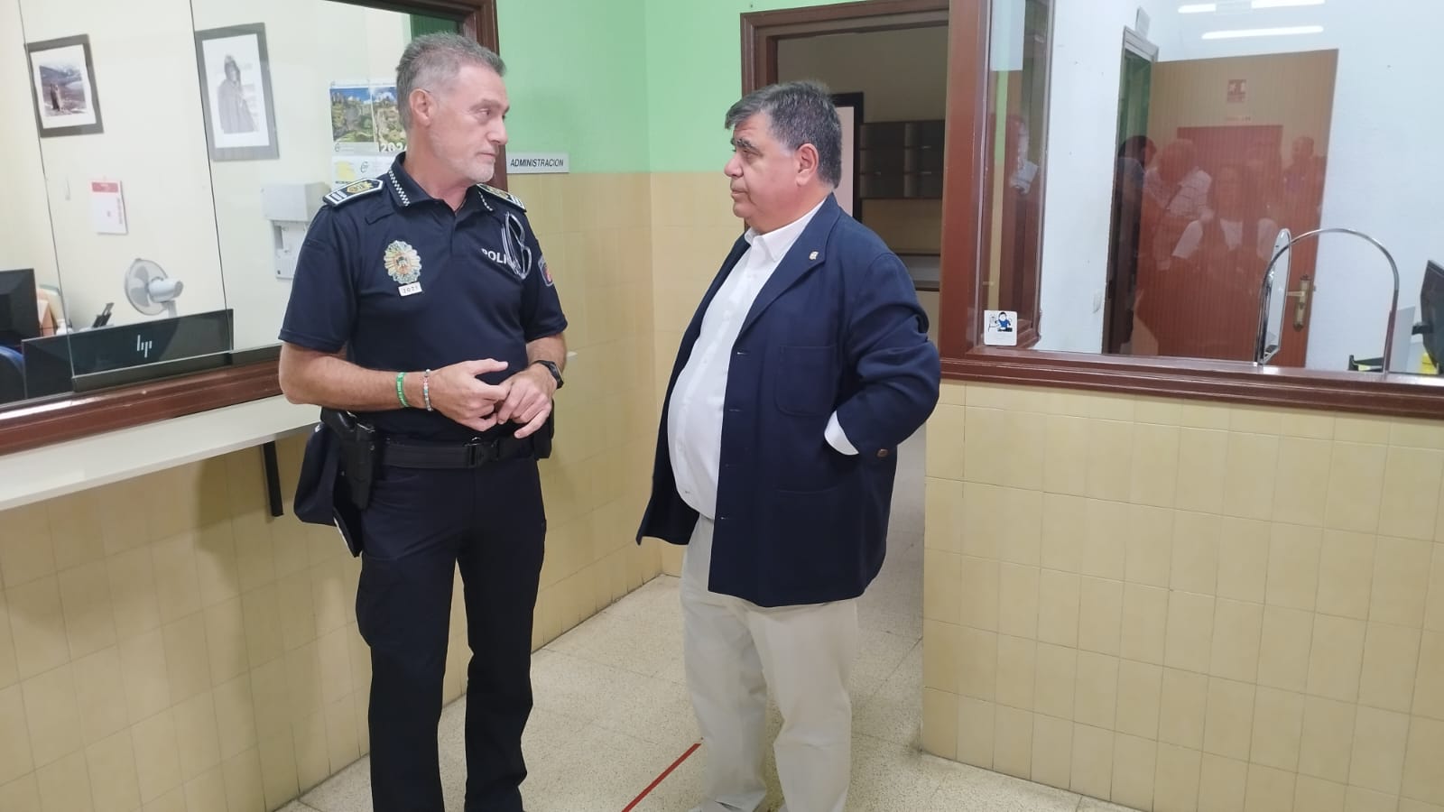 Félix Ángel García, intendente de la Policía Local de Burgos (izquierda), y Juan Manuel Manso, alcalde accidental, en las nuevas instalaciones de la Policía Local en Barrio Gimeno. / Foto: Radio Castilla