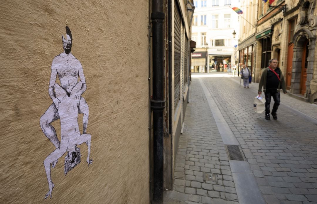 Un grafiti representa a dos personas teniendo sexo con mascarillas en una céntrica calle de Bruselas (Bélgica)