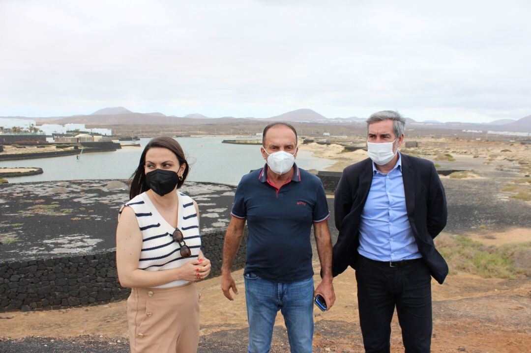 El secretario general de CC, Fernando Clavijo, con la secretaria general de Lanzarote, Migdalia Machín, y el alcalde de Tinajo, Jesús Machín, en el, lago de La Santa.