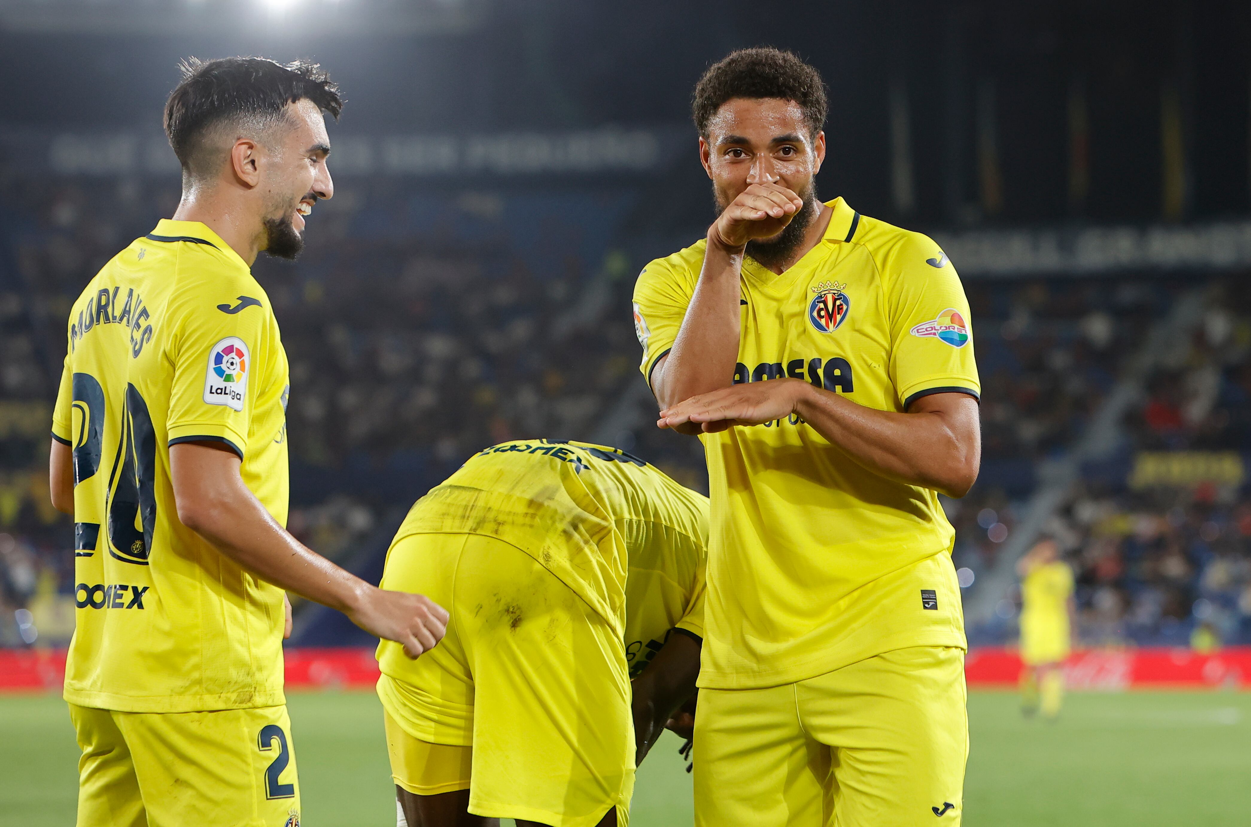 VALENCIA, 17/10/2022.- El delantero del Villarreal Arnaut Danjuma (d) celebra junto a Manu Morlanes (i) tras marcar ante Osasuna, durante el partido de Liga en Primera División que disputan este lunes en el estadio Ciutat de Valencia. EFE/Domenech Castelló
