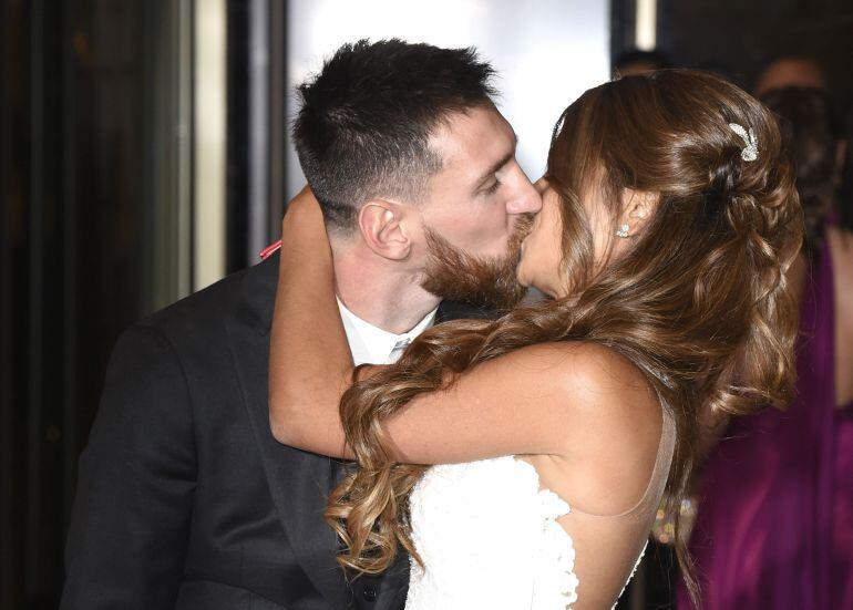  Lionel Messi and Antonela Roccuzzo greet the press after their civil wedding ceremony at the City Center Rosario Hotel & Casino on June 30, 2017 in Rosario, Argentina. 