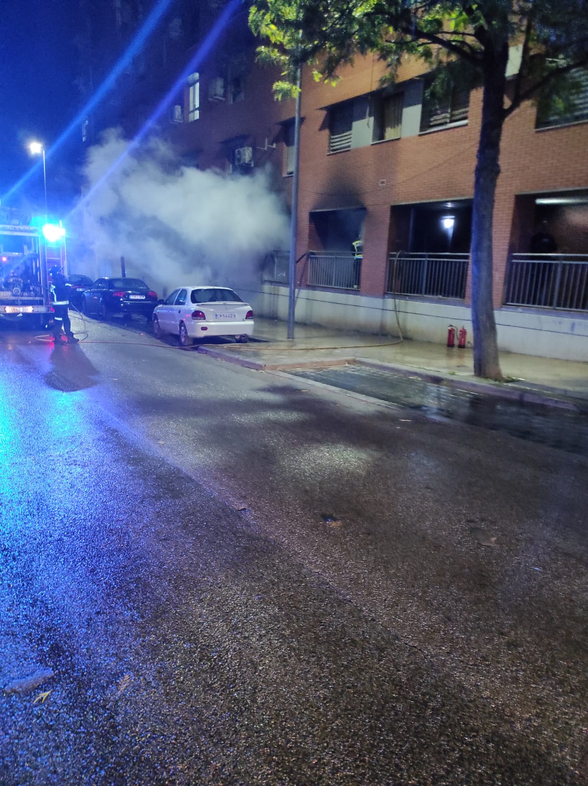 Humo que salía del incendio originado en los soportales de un edificio de la calle Miguel Castillejo.