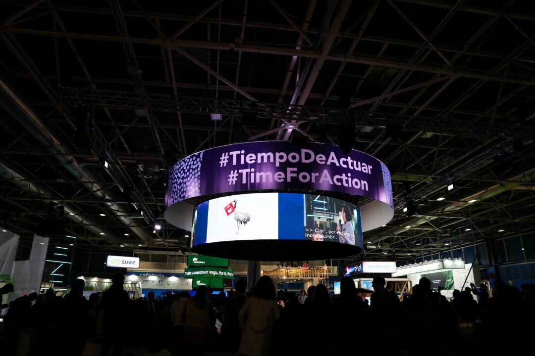 Panel luminoso circular en el que se lee &quot;Tiempo de Actuar&quot;, en la Cumbre del Clima (COP25) en Ifema, Madrid (España), a 12 de diciembre de 2019.