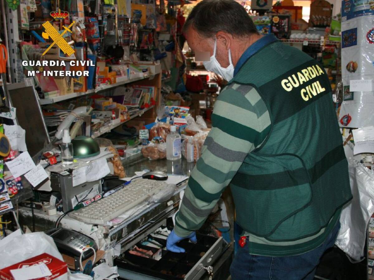 Detenido por robar hasta nueve veces dinero de la caja registradora de un comercio de Almansa