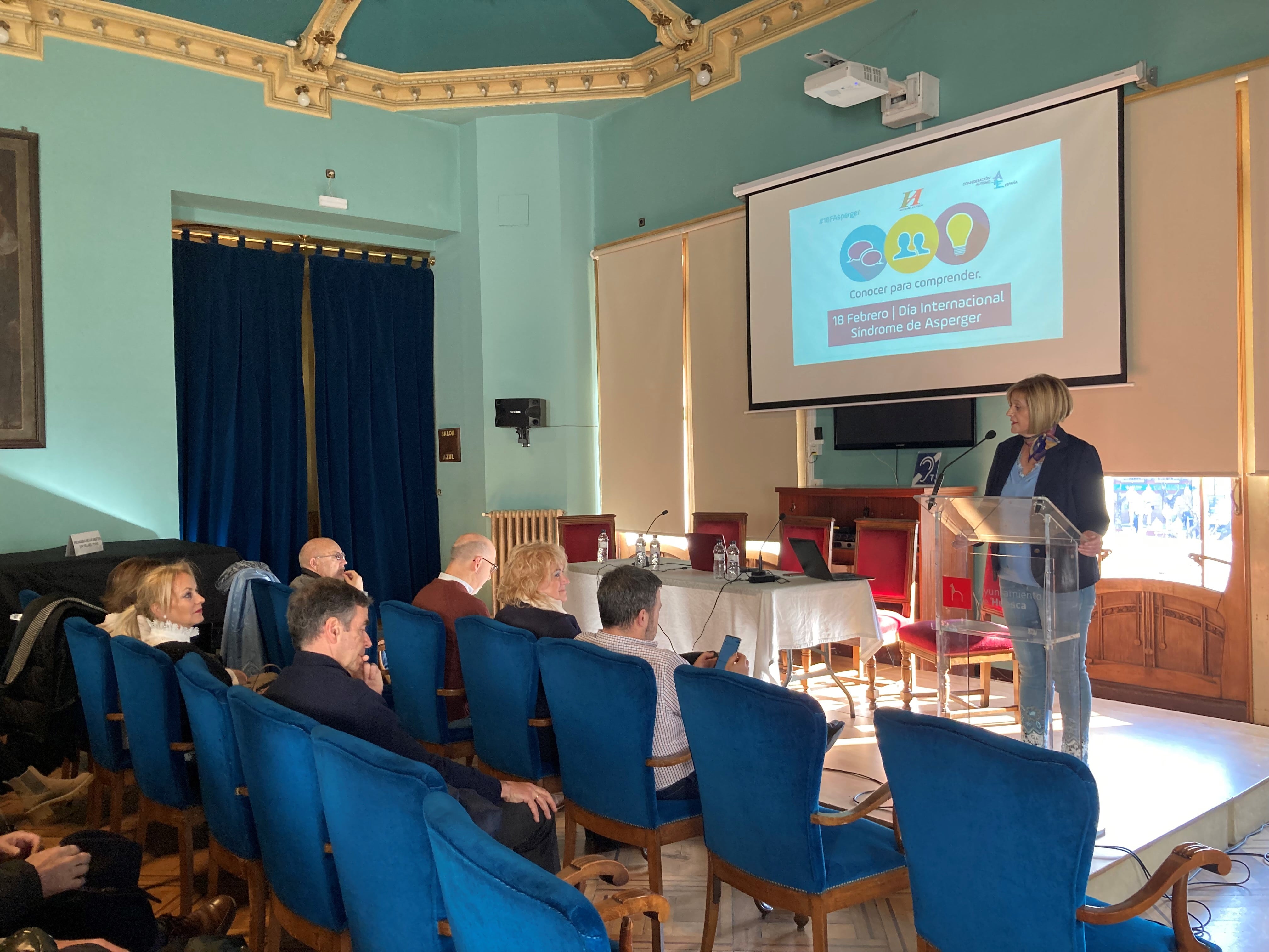 Gloria Ruiz presentaba la jornada celebrada en el Casino de Huesca